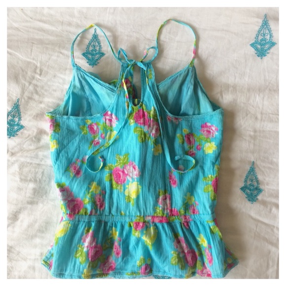 Extremely cute A&F ruffled top - Picture 3 of 4